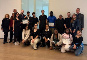 Gruppe von ca. 20 Jugendlichen und Erwachsenen