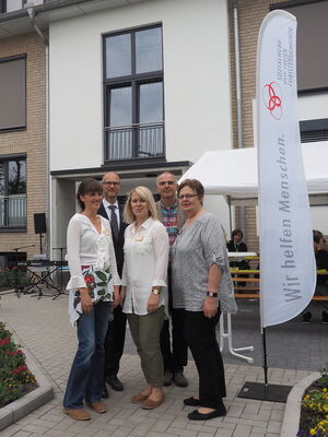 Die leitenden Mitarbeiterinnen vor dem neuen Haus