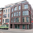 Straßenecke mit einem roten Backsteingbäude