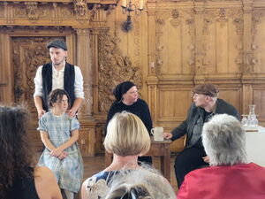 TheaterdarstellerInnen im Bremer Rathaus stellen historische Szene dar