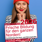 Junge Frau mit roter Mütze sieht vorfreudig aus. Text Programm 2026: Frische Bildung für den ganzen Norden Fortbildungen für Fach und Führungskräfte in Hamburg, Bremen und online