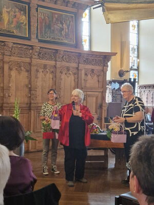 Drei Frauen mit Blumen im Rathaus