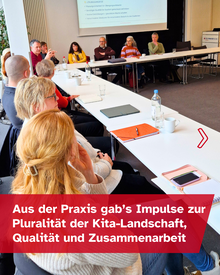 Mehrere Männer und Frauen in einem Seminarraum. Text: Aus der Praxis gab’s Impulse zur Pluralität der Kita-Landschaft, Qualität und Zusammenarbeit