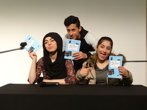 SchülerInnen präsentieren stolz ihren Schulhausroman.