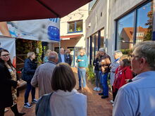 Mehrere Menschen stehen in einem Innenhof