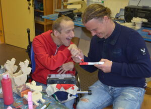 Gemeinsames Arbeiten in der Holzwerkstatt von conpart